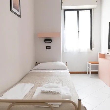 Laura Hotel *