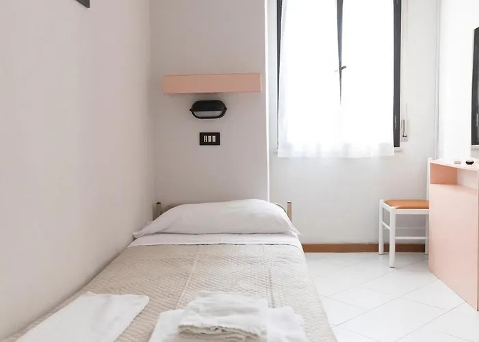 Laura Hotel *