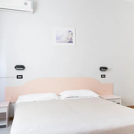 Laura Hotel *